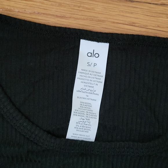 NWT ALO YOGA GATHER LONG SLEEVE TOP IN BLACK - Picture 5 of 8